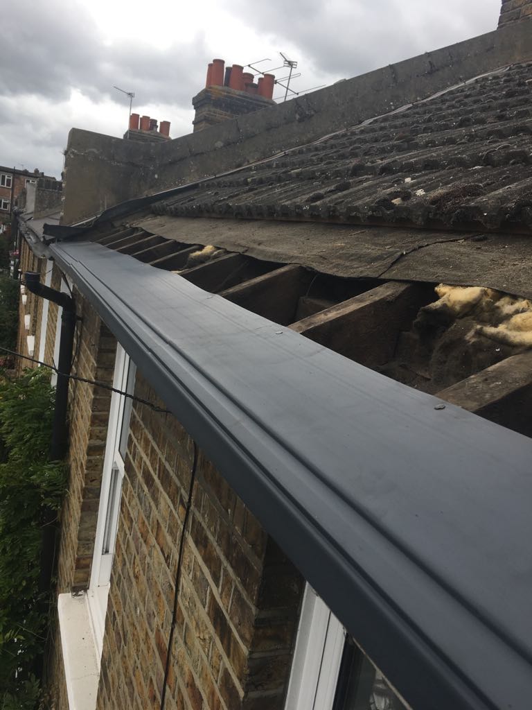 RoofsInKingston's tweet photo. Have rotten fascia boards and under tile felt? Call us today for an estimate... 0208 241 8090 https://t.co/eU9HBpSMd0