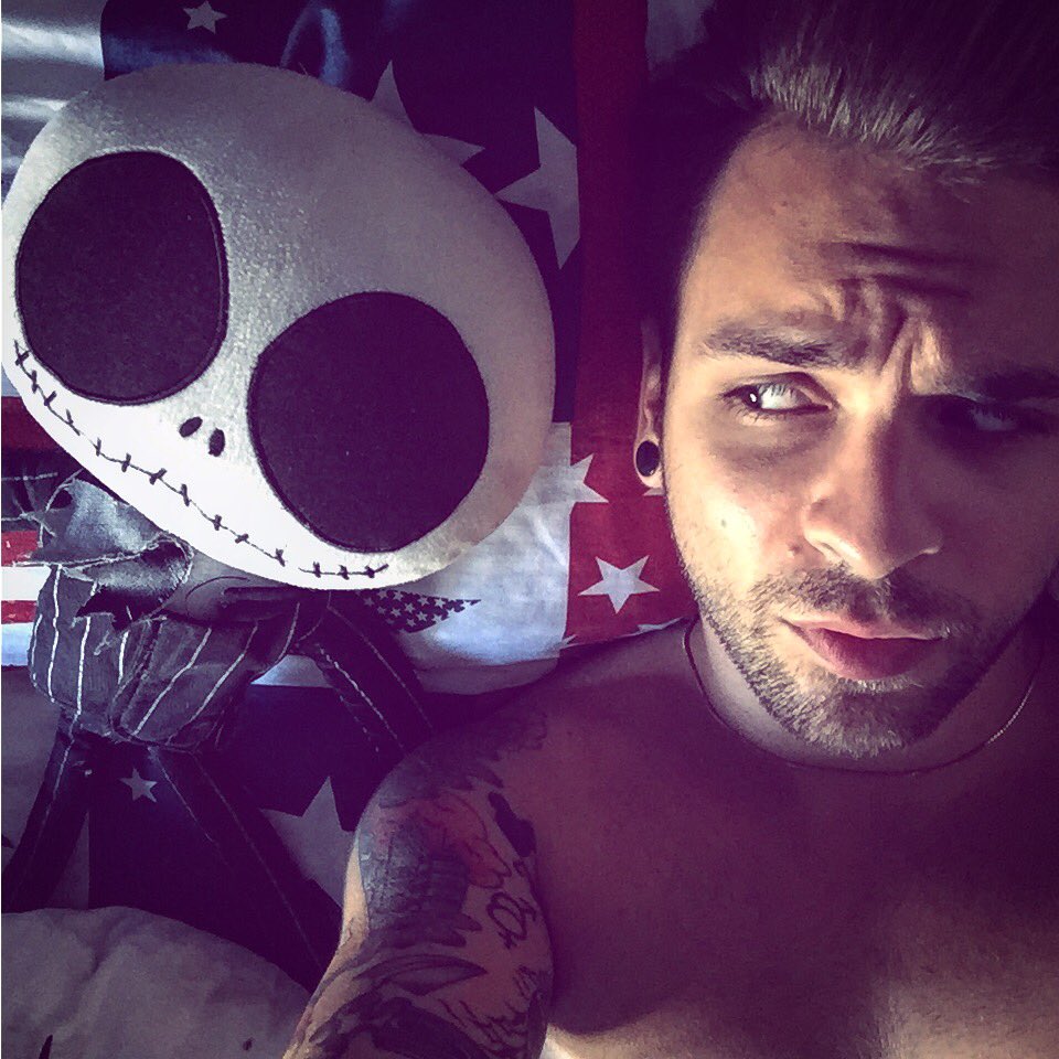 alessiobernabei's tweet photo. Con Jack sotto il condizionatore. https://t.co/gzIMPeiG5A
