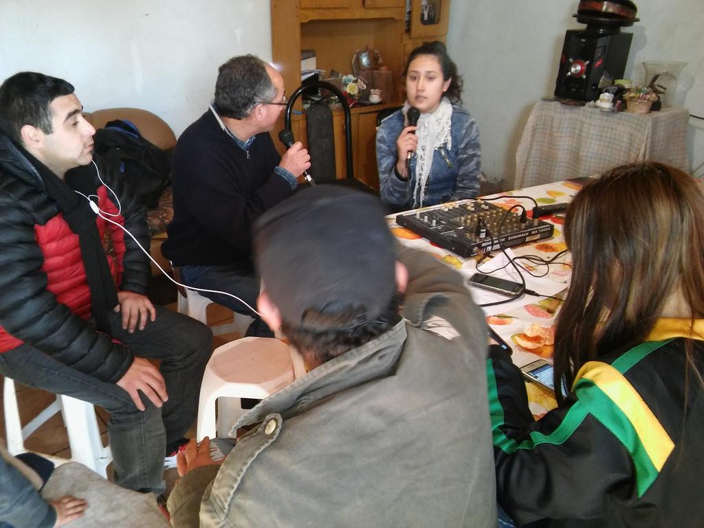 JuliRigueiro's tweet photo. Estamos #SanJacinto! Sale en vivo desde el barrio el programa "El pueblo se hace escuchar" por @radiodelaazotea https://t.co/W3cXH6k671