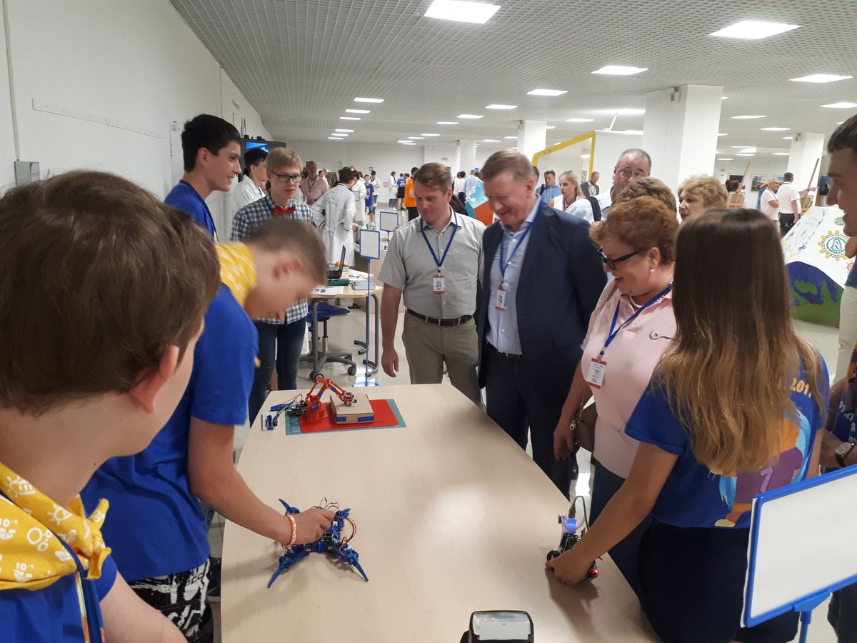 Ребята мастерской Mechatronics демонстрируют Анатолию Борисовичу свои проекты #наноград #СочиСириус