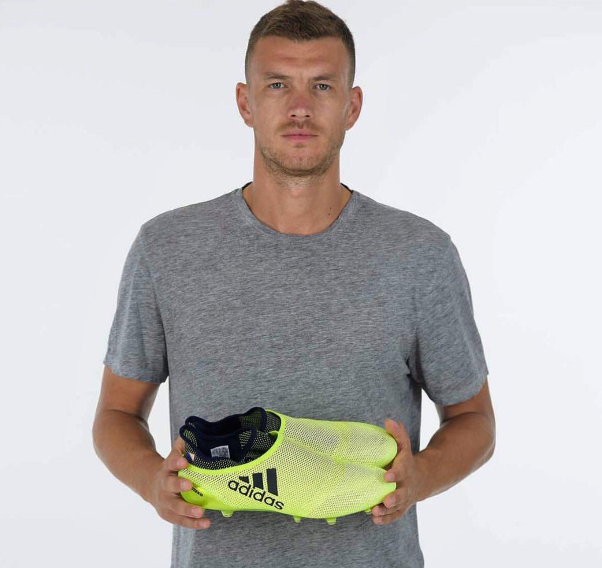 RomaMnbr's tweet photo. 📍؛ || #EdDzeko :
" 📷 ايـــدين دجيــــكو في إعلان لـ أديداس " • https://t.co/X72VCp8QtX