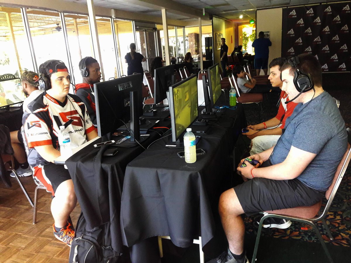 AFDeSports's tweet photo. The boys warming up already #AFDLAN Who will win ? https://t.co/hACochsDOh
