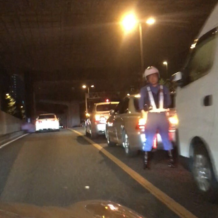 R246渋谷アンダーパス下りにて検問やってる。覆面2台いてアツい