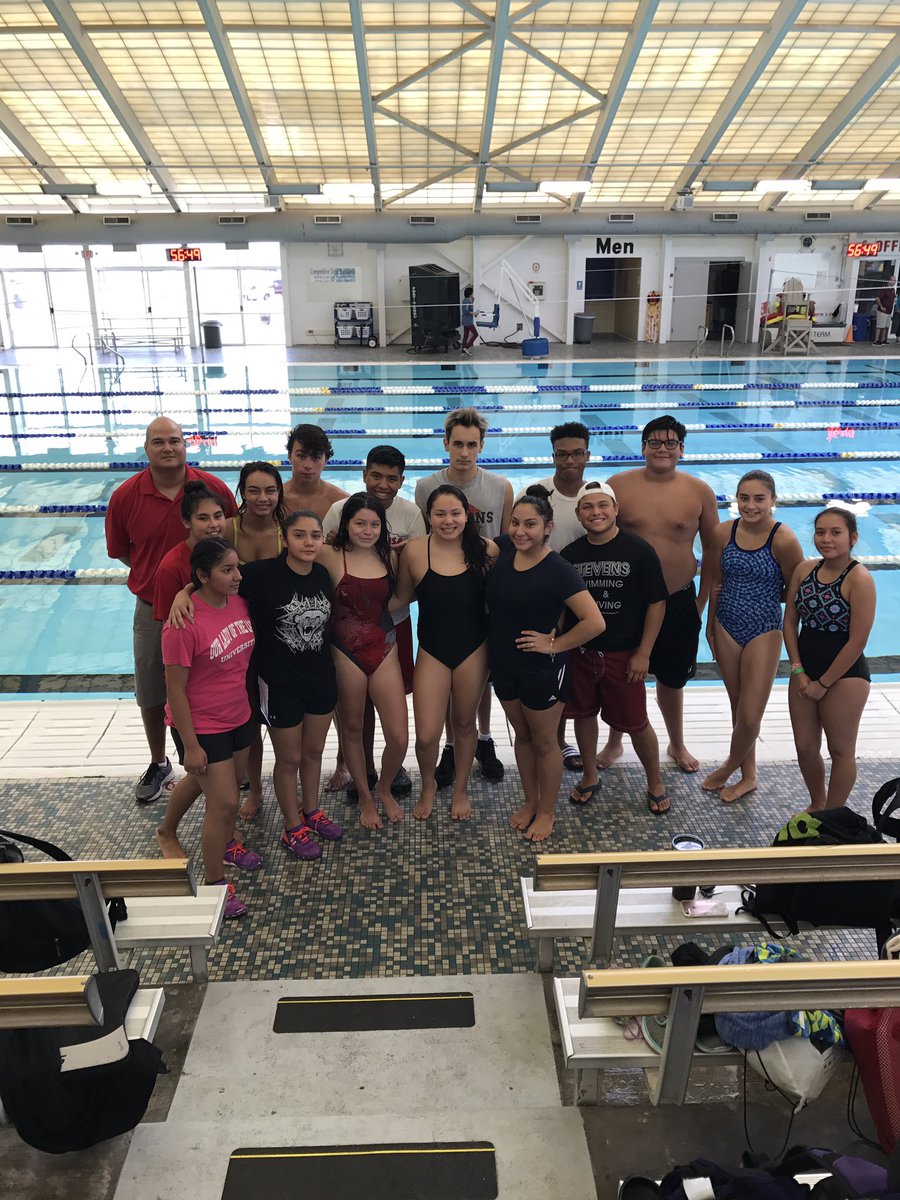 landin_lauren's tweet photo. one last go around on varsity🤙🏼🏊🏻‍♀️🏊🏽 love my team💗 https://t.co/HkvvWrgnhj