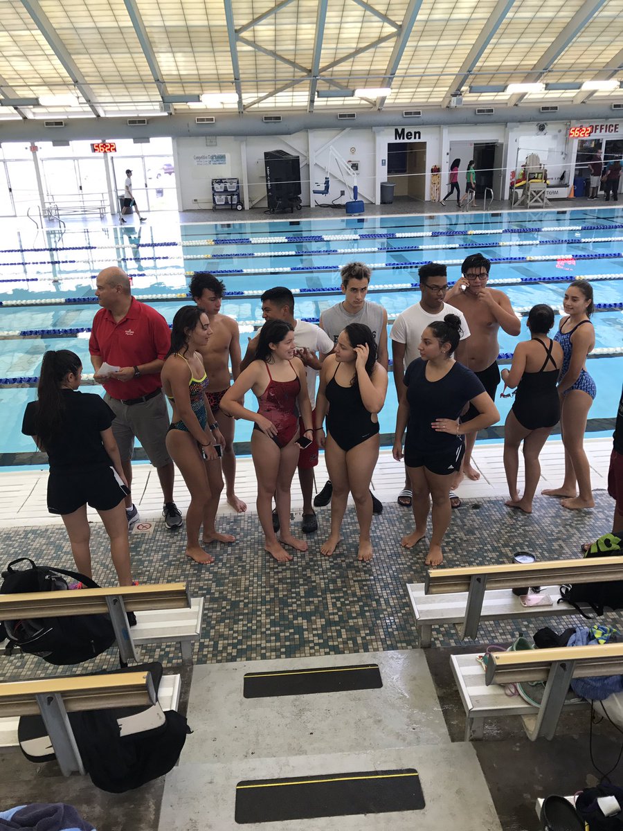 landin_lauren's tweet photo. one last go around on varsity🤙🏼🏊🏻‍♀️🏊🏽 love my team💗 https://t.co/HkvvWrgnhj