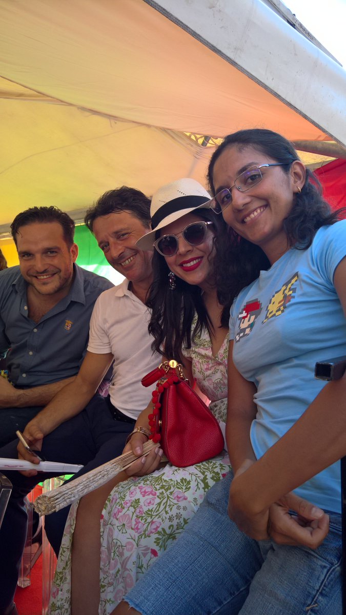 Gabysa29's tweet photo. Di solito non li faccio, ma giusto perché è la festa dell'Ecuador #SelfieVip @lucapasto71 https://t.co/s8x5ytSSiQ