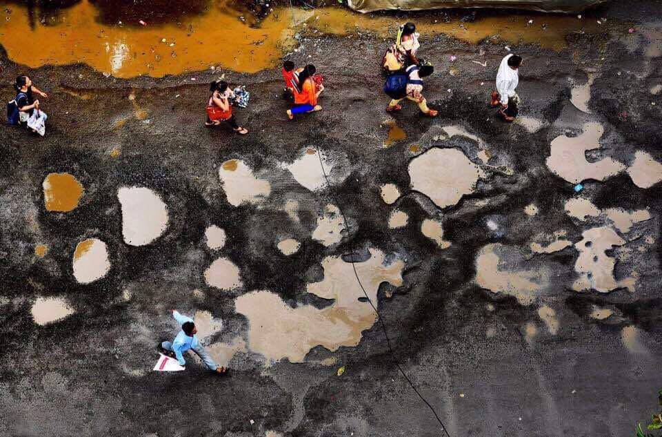 ravirajputlive's tweet photo. #NASA found people walking on moon, later #BBMP confirmed it as #OuterRingRoad #Bengaluru #NammaBengaluru #ArreIndia #SundayTimes https://t.co/8GFuUV2gKR