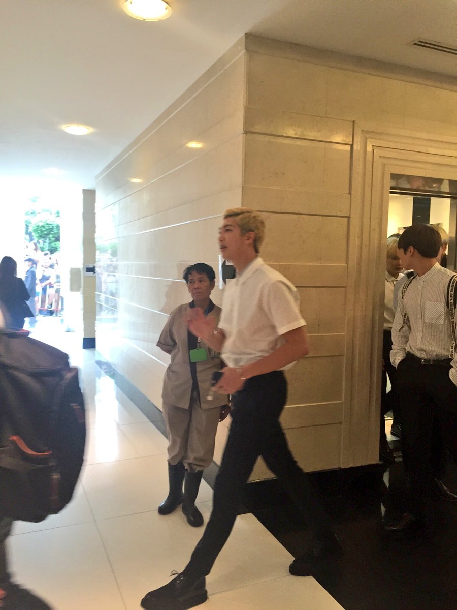 february_cha's tweet photo. 160805 one year ago I saw them this close but still feels like yesterday 😩 #BTS leaving morning news in Bangkok https://t.co/zsPPs8DLkX