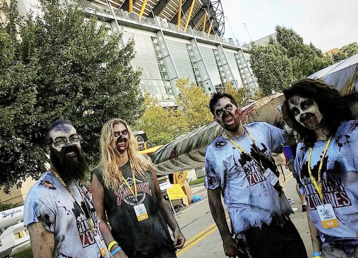 RobOnTheRun's tweet photo. My zombies friends at the Scarehouse have used their BRAINS to build a flying ScareCraft! Don't die...again #VoteScareCraft #redbullflugtag https://t.co/UzCnpjCiqq