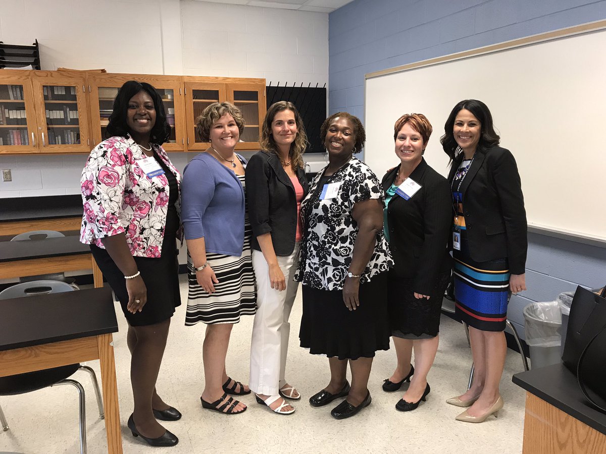 PrinAdams_HHES's tweet photo. Still smiling after a great day at #2017PWCSEEE and leading other schools in their efforts to maximize reading! https://t.co/H11qrYkhZC