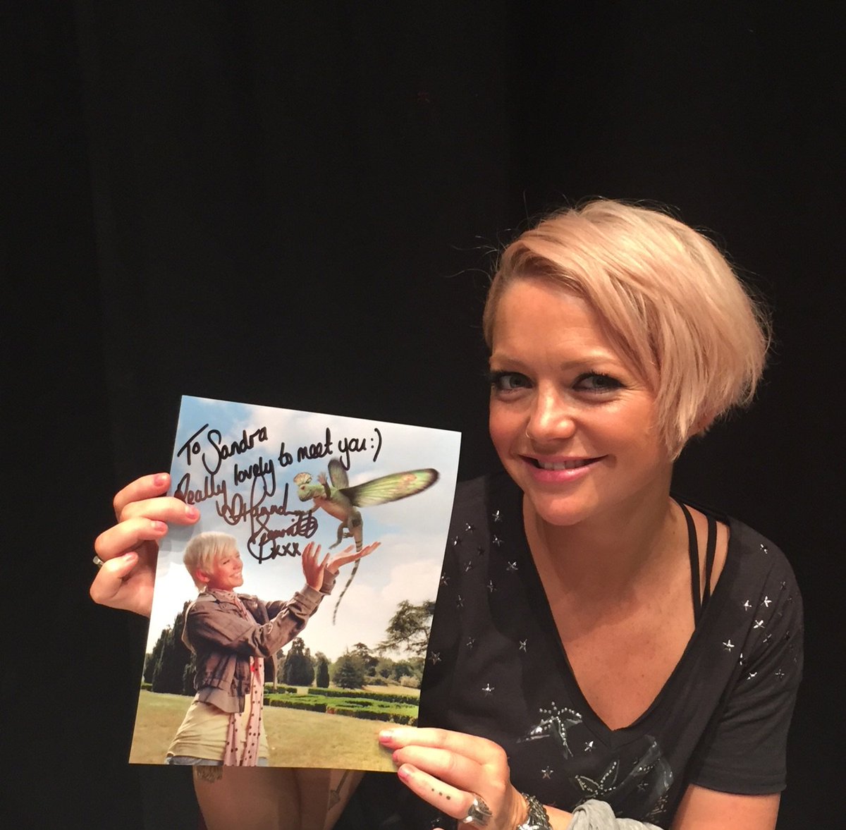 SandyLou78's tweet photo. @HannahSpearitt1 Was lovely to meet you too! ๐ #AylesburyComicCon #myfirstcomiccon #starstruck #beautifullady #whodidwinthecoffeewithyou?โค๏ธ https://t.co/F6knG2uZQa