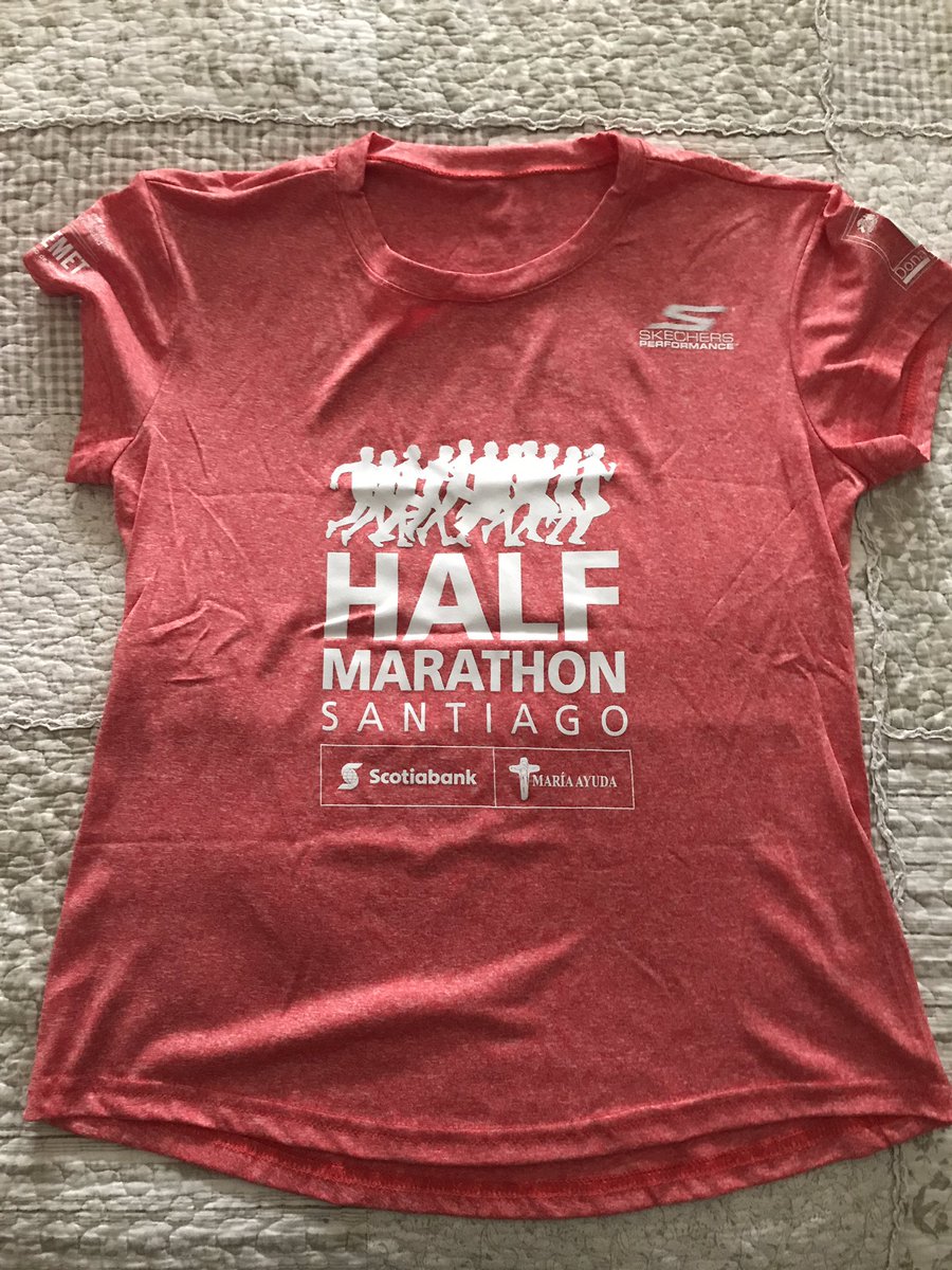 corriendo_cl's tweet photo. Listo el kit para mañana! Qué les pareció la polera? Nos vemos mañana! #halfmarathonscotiabank2017 #Ayudareslameta #ComunidadCorriendo https://t.co/yaYnW67L9S