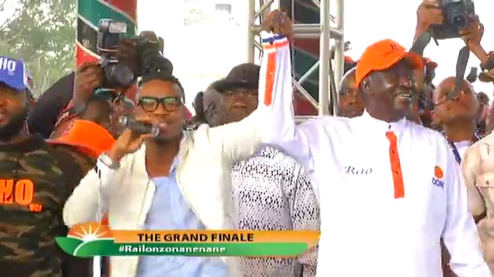 MrOmoro's tweet photo. "Shukrani kwa Baba" legendary musician AliKiba wows the crowd @ uhuru park as he endorses @RailaOdinga
#RailaFinalPush #RailaLastPush https://t.co/06nXxAjjD7