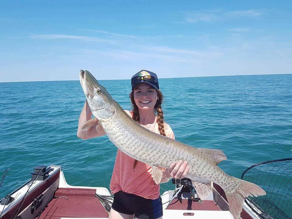 HandlebarzLures's tweet photo. Allissa with a nice Handlebarz musky caught casting LSC #handlebarz2017 #handlebarz #zingthebling #muskyfishing https://t.co/BzRnJbIXxF