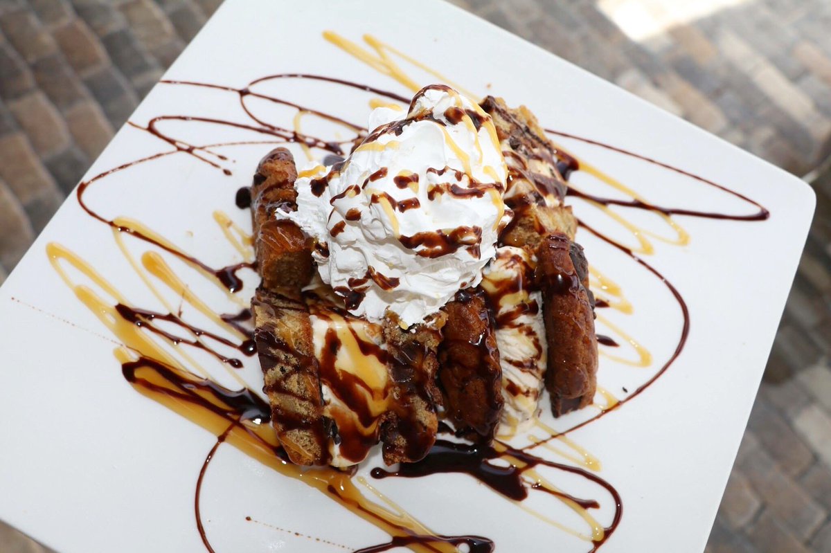 May your Saturday be rockin with our live DJ tonight 🎶 and your Freshly baked oozy chocolate ice cream cookie be ever so tasty😇#cicciowater