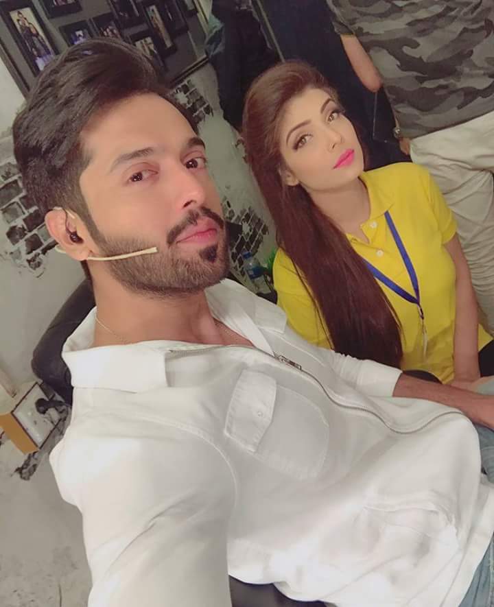 Fabiha36Sherazi's tweet photo. #pictureoftheday #after_longtime๐ #live_show ๐#super_selfie๐ #fahad_bhai๐๐ป https://t.co/DSFn8xldFT @fahadmustafa26