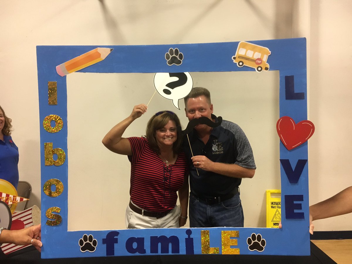 lakeview_leisd's tweet photo. We found some of our favorite peeps! #ElHefe #Mrs.Hefe #photobooth at @leisd Back2SchoolBash! #lakeviewlove #WEmovekids https://t.co/S88GF8d3vB