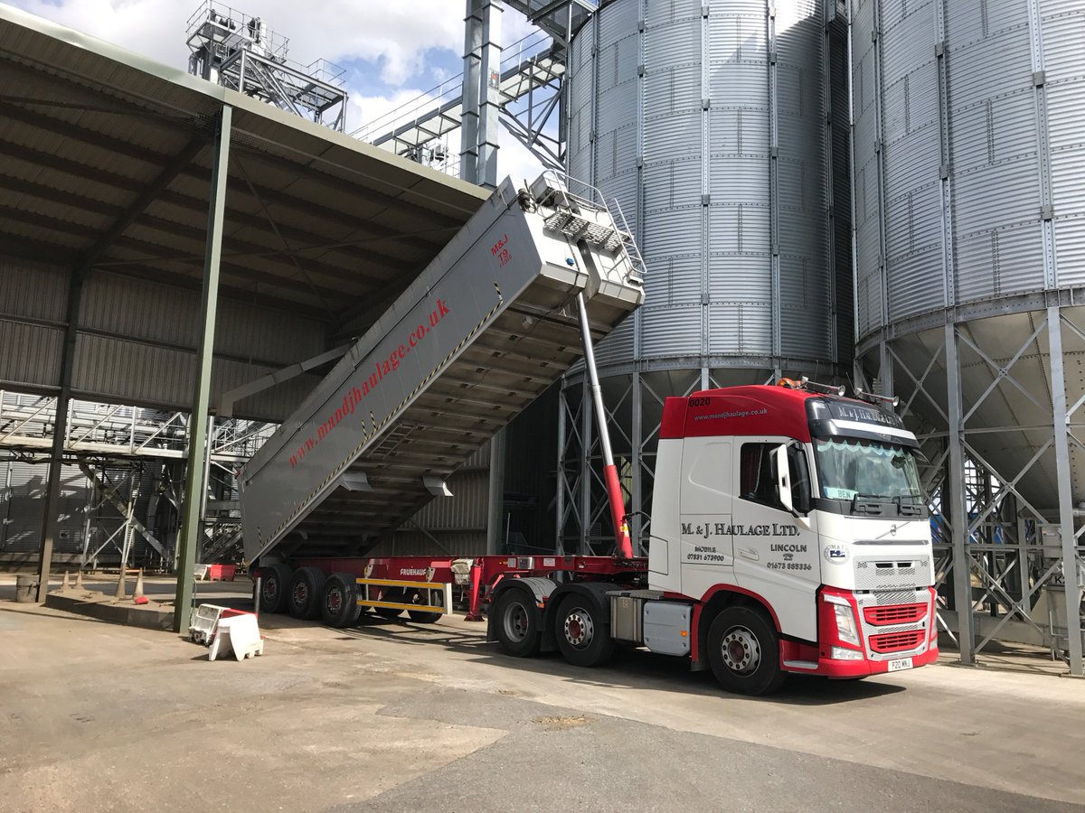 Beeteater1's tweet photo. The last of our osr in to #woldgrain storage. Ready for final destination with #frontier. https://t.co/BetE9l8aOs