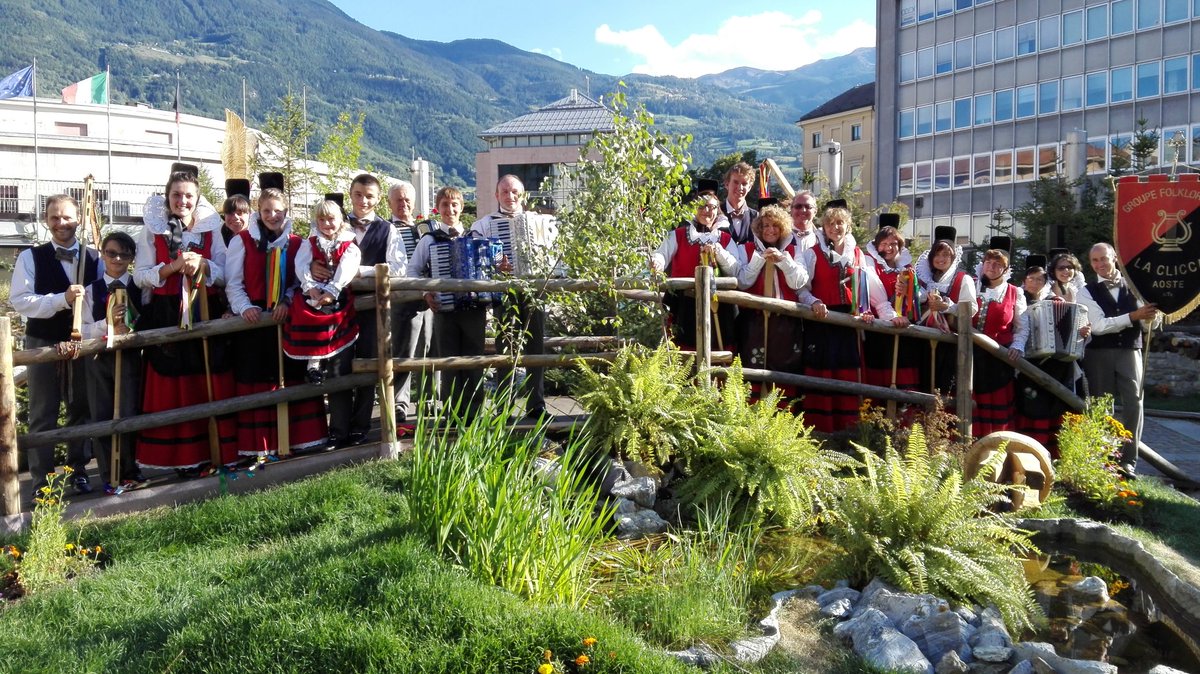 LaClicca's tweet photo. Durante la #Foiredété una foto anche al #JardinAlpin di Aosta. Natura e folklore della VdA insieme! #LaClicca
@AgriVda @LaurentVierin https://t.co/cqIx5BicLi