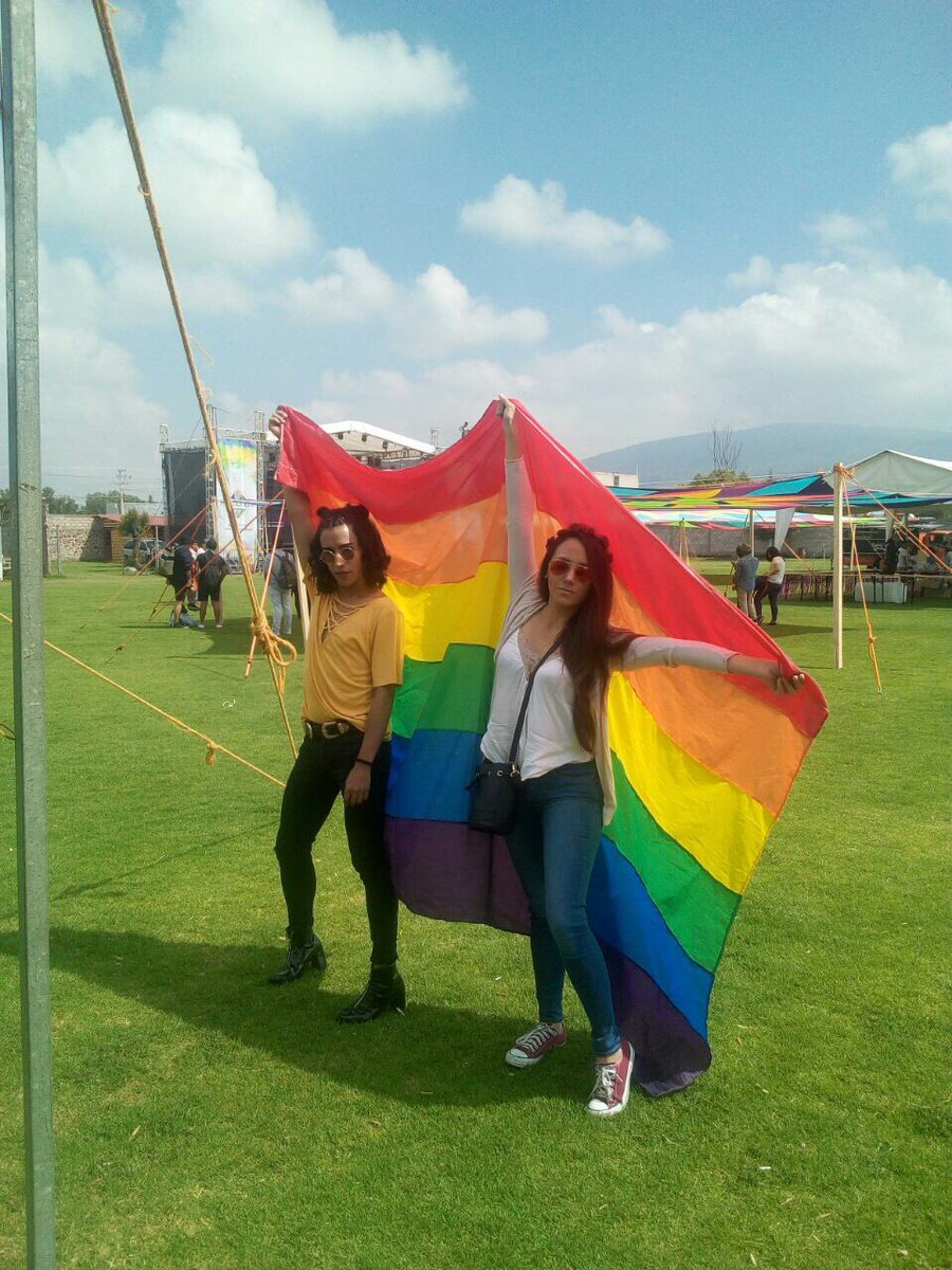 TimeOutMexico's tweet photo. Llegamos al #MulticolorFest, el primer festival holi para la comunidad #LGBT en México. 🌈 #TimeOutGay https://t.co/zQiic5M302