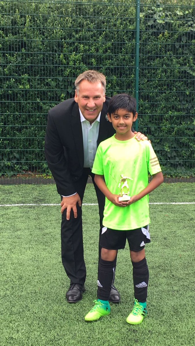 EliteStylesSS's tweet photo. Well done to this young man for being voted player of the camp. Well deserved. Also got to meet @PaulMerse #HACKNEY #Football https://t.co/UVXIxNEp0i