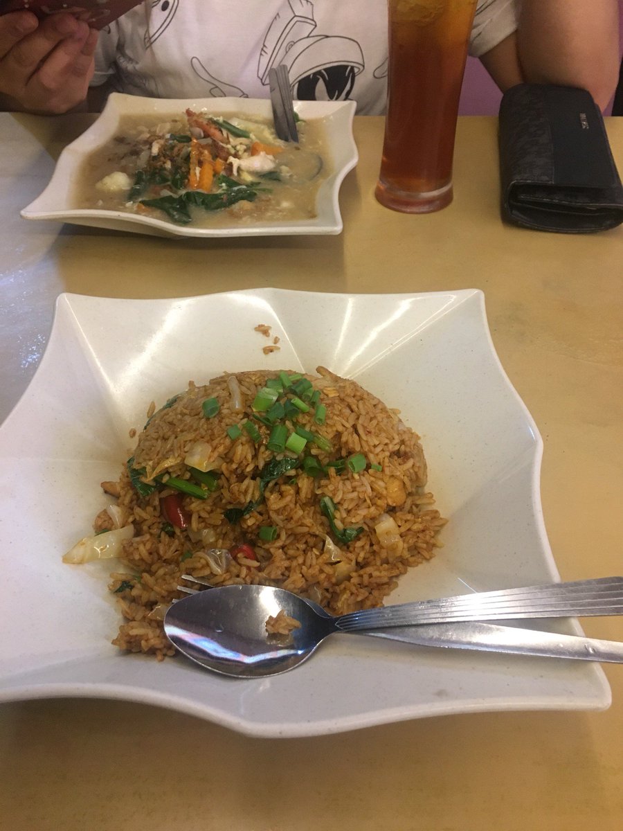 SyahrulAzni's tweet photo. 😋 (@ Fathin Seafood in Durian Daun, Melaka w/ @elinjeslina) https://t.co/8XKcKLUm4S https://t.co/yV1uU79NTq