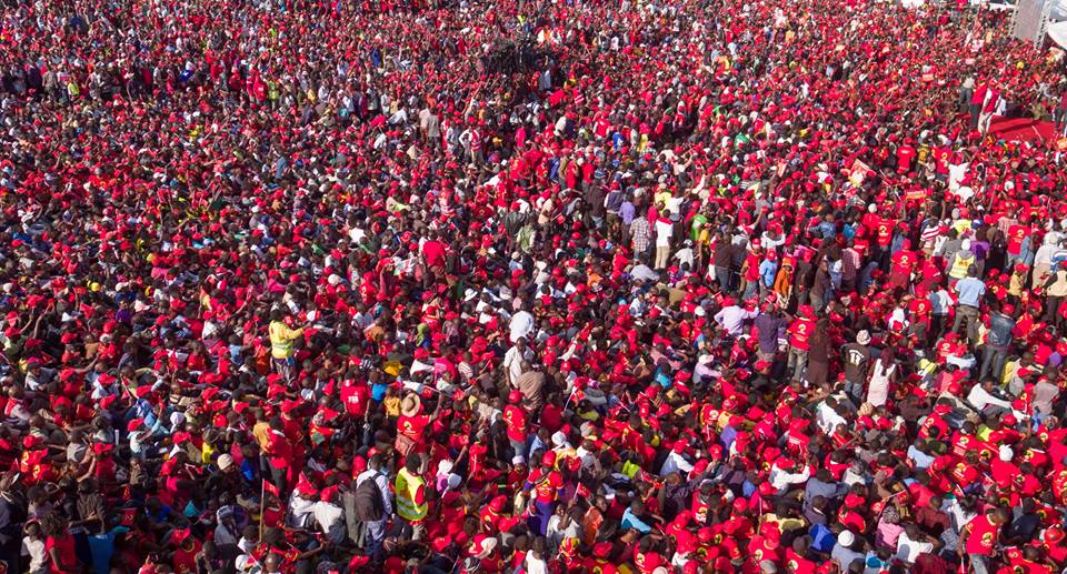 GaroweOnline's tweet photo. President #Uhuru Kenyatta leads the #Jubilee Party's last campaign rally before 2017 election at #Afraha Stadium in #Nakuru. #KenyaDecides. https://t.co/oFPotqw19f