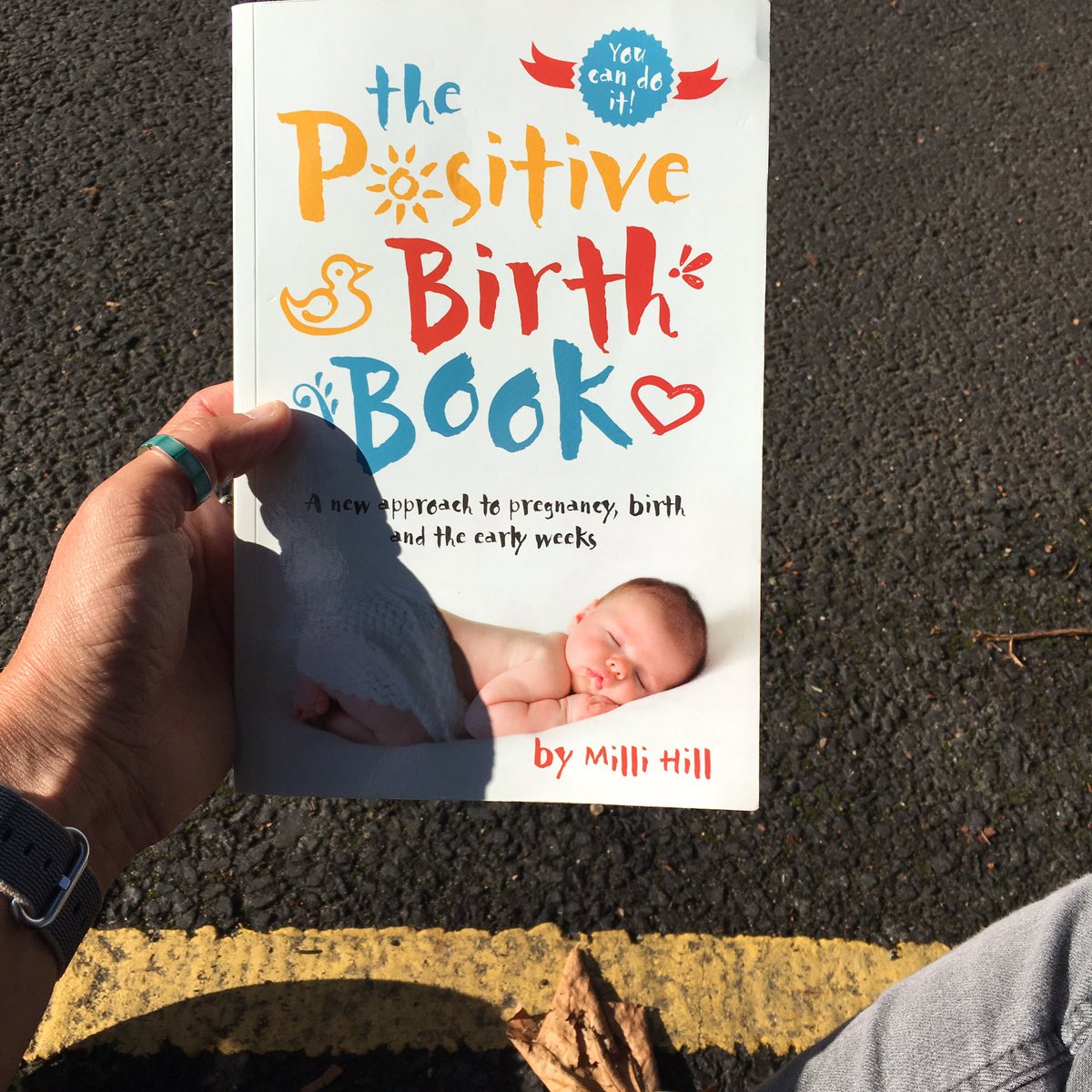 MumbaiMidwife's tweet photo. What to do on a sunny London street when waiting for a friend? Sit on the pavement and read #thepositivebirthbook of course โ๏ธ๐@millihill https://t.co/jmMHB9B3Zm