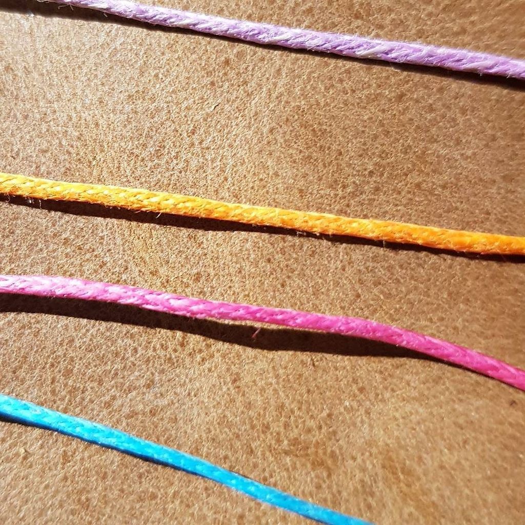 AmysShoeShoes's tweet image. Decision time again, my client liked the turquoise best - which is your favourite?

#waxedthread #craft #leatherwo… ift.tt/2hwKEVU