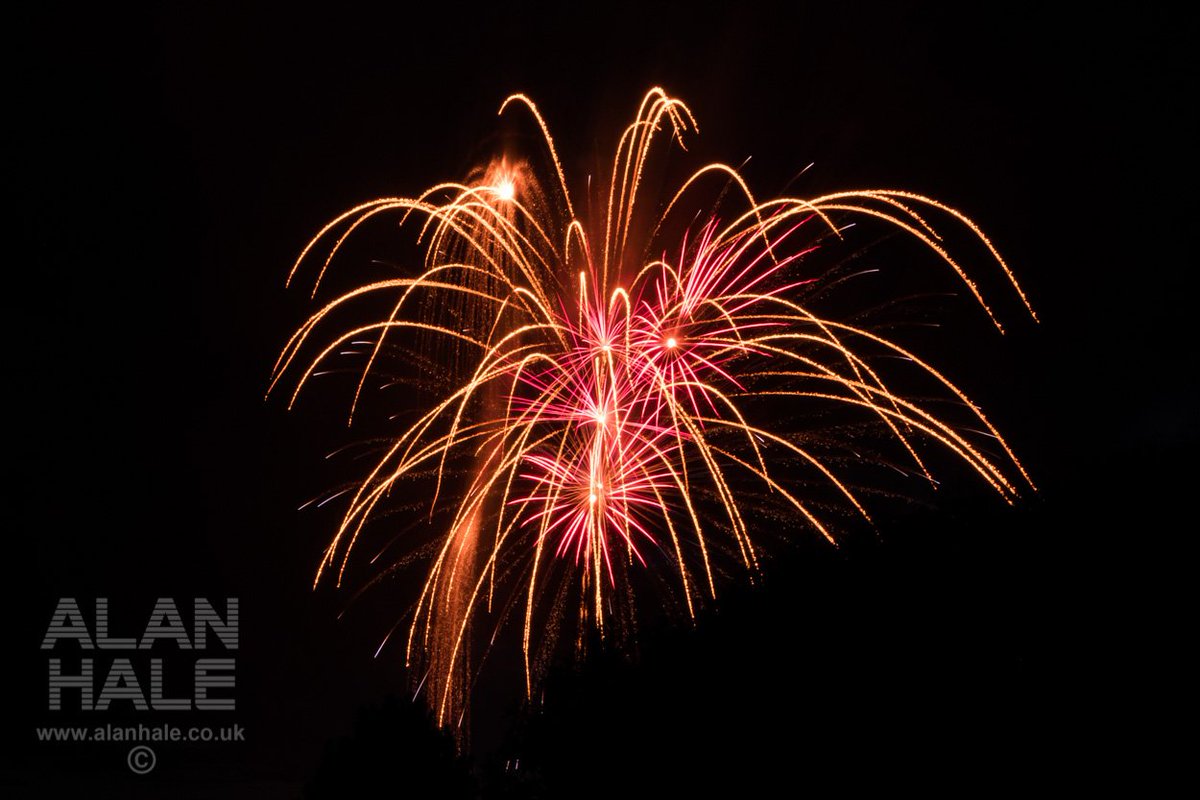 alanhalephoto's tweet photo. Fireworks in Aberystwyth tonight, as a finale to the Gwyl Hen Linell Bell https://t.co/nIZe8RQpmv