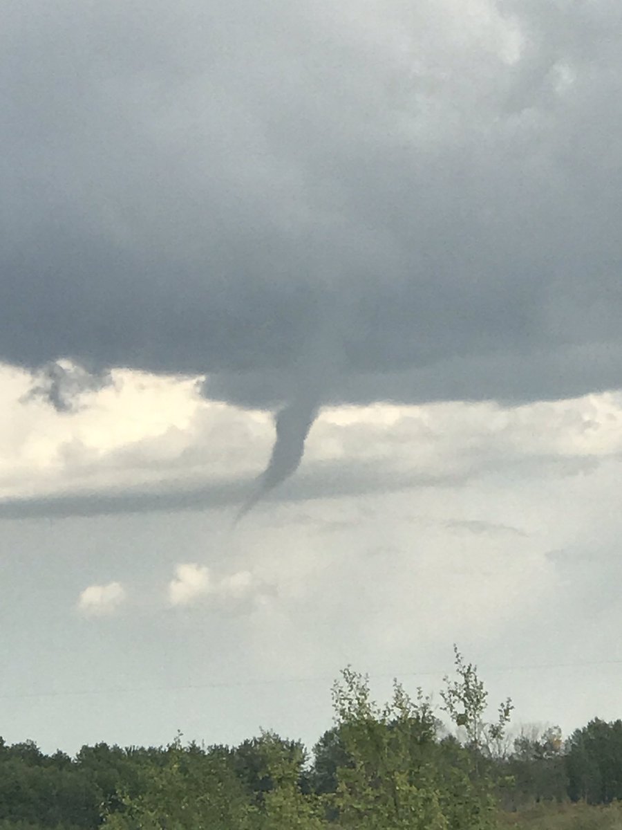 hritchie11's tweet photo. #skstorm funnel cloud SE of good spirit provincial park. 4:10pm https://t.co/lUCCyQl4Se