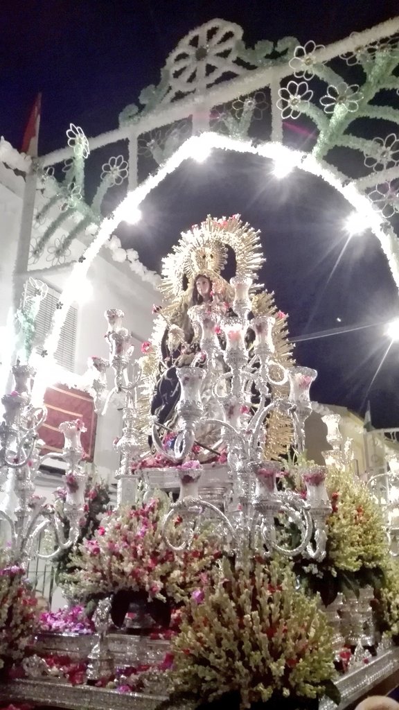 alberto_calero2's tweet photo. 0:21 - Virgen de las Nieves de Benacazón en el Carpio #LasNieves17 https://t.co/wB1uRFsvPn