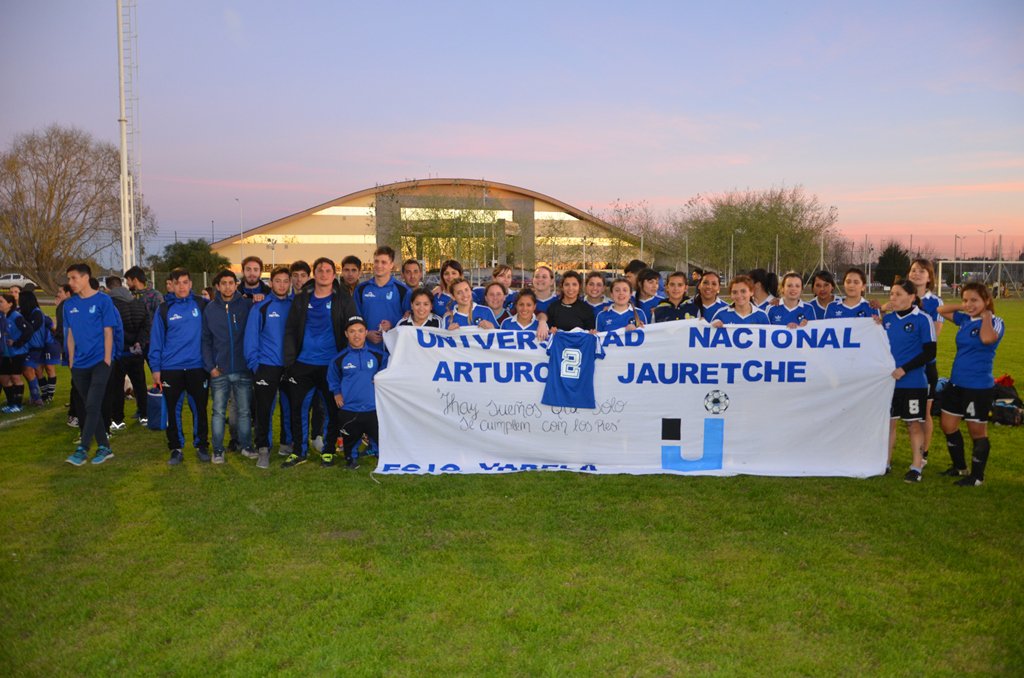 UNLZoficial's tweet photo. Éstos son los ganadores de #Fútbol de los #JUR2017
🥇@UNQoficial
🥈#ISFD101
🥉@UNAJ_oficial
¡Felicitaciones! https://t.co/g8vNiCLfPm