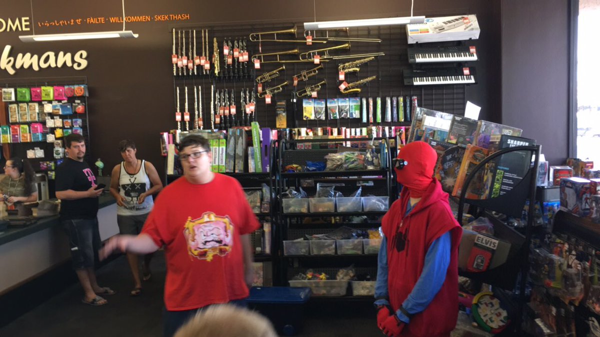 AmyzingCrafts's tweet photo. Marvel D.C. Happening now @bookmansphoenix https://t.co/yet3y7ygjA