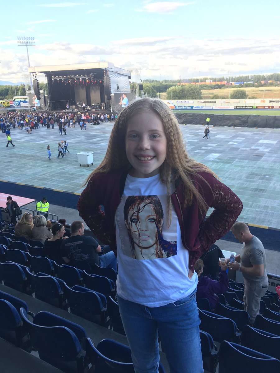 Alana2206's tweet photo. @JessGlynne your biggest fan waiting at Falkirk stadium #excitedgirl ❤️@SDD001 https://t.co/8E0762BRQg