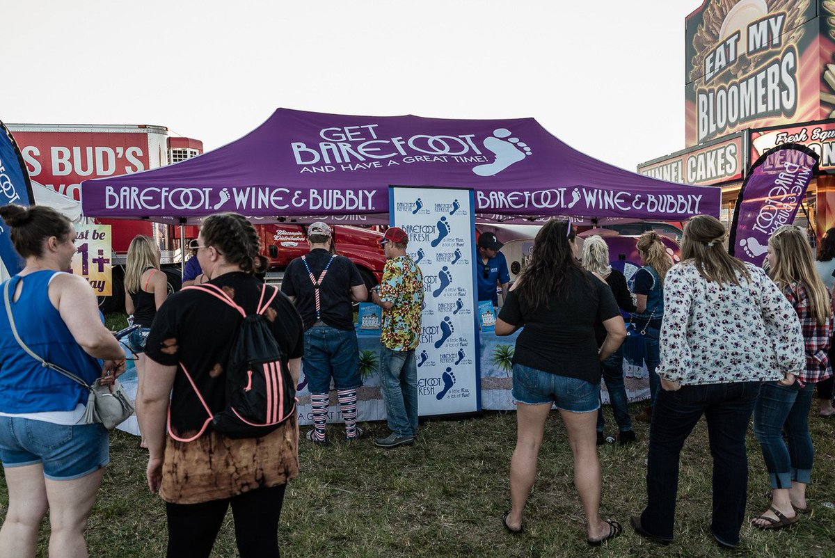 CountryotRiver's tweet photo. Stop by the @barefootwine big purple tent at #COTRWI and try an ice cold Refresh Spritzer. #YeahYouCan #BarefootRefresh https://t.co/TKanMFIEMK
