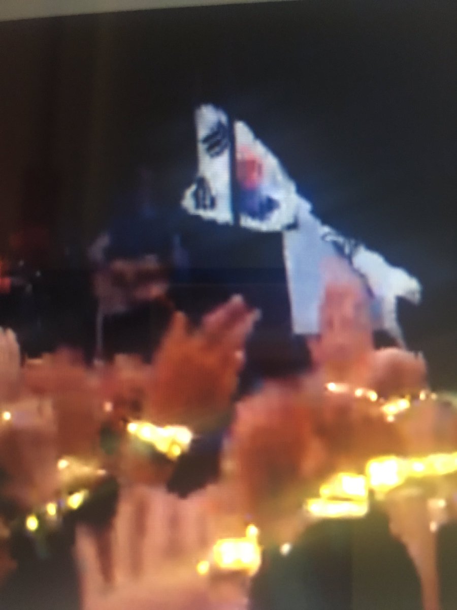 ColdplayParty's tweet image. Yellow xylobands during Yellow at Glastonbury 2K16 #ColdplayWatchParty