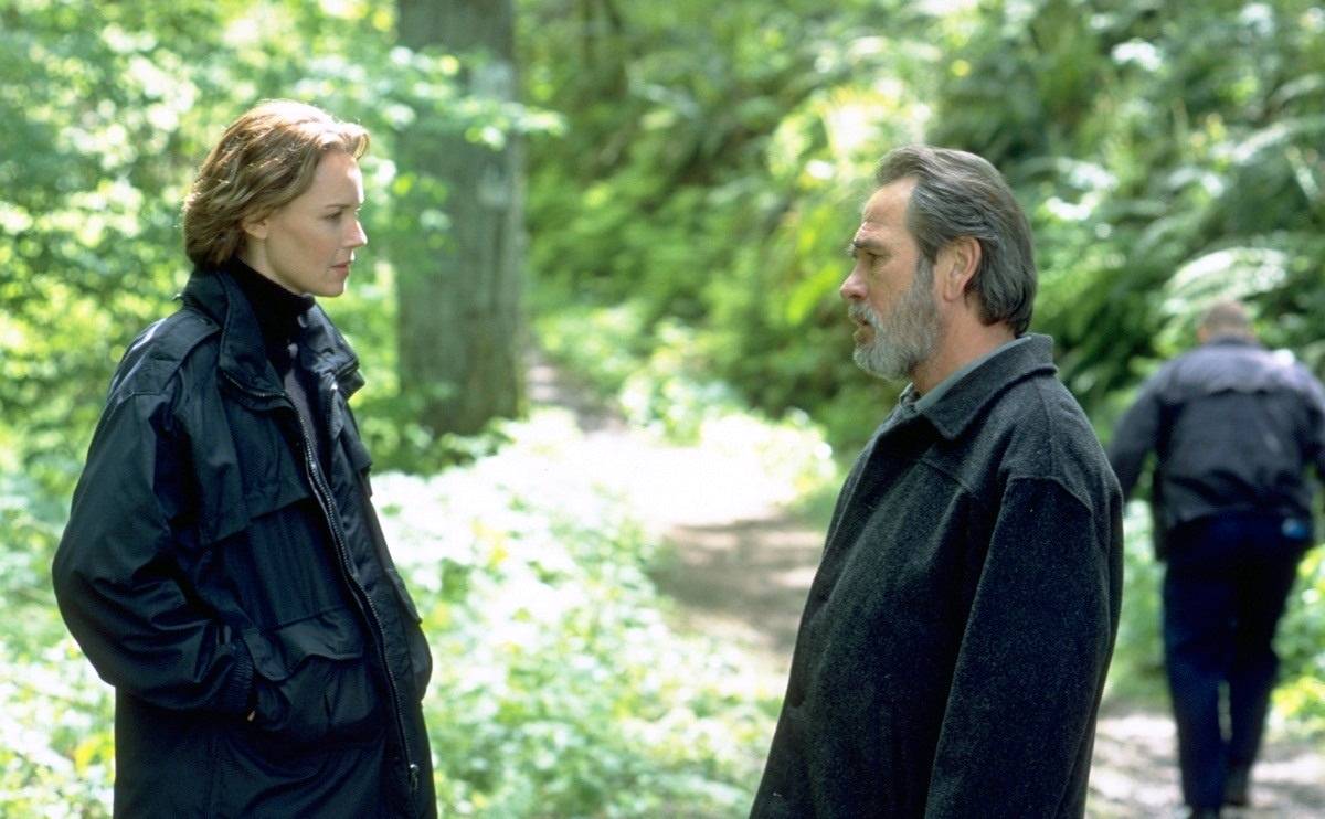 RaiQuattro's tweet photo. #TheHunted #LaPreda: #TommyLeeJones, #BenicioDelToro e #ConnieNielsen nel thriller diretto da #WilliamFriedkin. Stasera, alle 21:05 https://t.co/FgmJdIy4xF