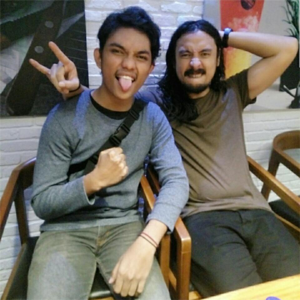 SeptianAP30's tweet photo. Suatu kehormatan bisa duduk bareng bang @MarcelloTahitoe  &amp; bilang langsung "JalurAlternatifygIndah". thx bang cello, selalu berkarya.Gbu😜🙏 https://t.co/twwbsCvZBG
