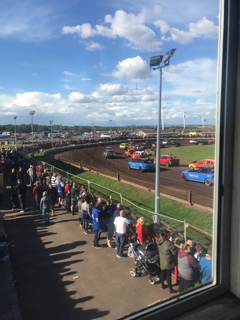 Scunnystockcars's tweet photo. Big crowd for a big event here at Scunny #bangerworldfinal https://t.co/G17FZZgXPH