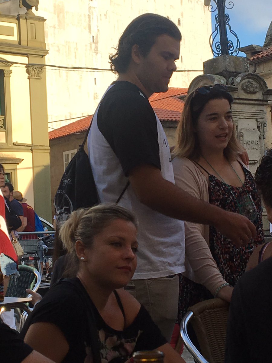 roquemola's tweet photo. @fonsi_nieto de resaca en cambados https://t.co/ZAQ5y6zGys