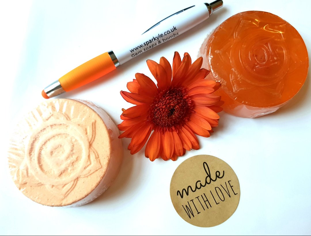 SparkyleUK's tweet photo. Thankyou @volubleblogger  💜🌱🛁
The link to the #blog is below 👇 https://t.co/mXDlT5UUDl
#gemsoap #gembombs #chakras  #vegan #crueltyfree https://t.co/A9JfIAhJPH