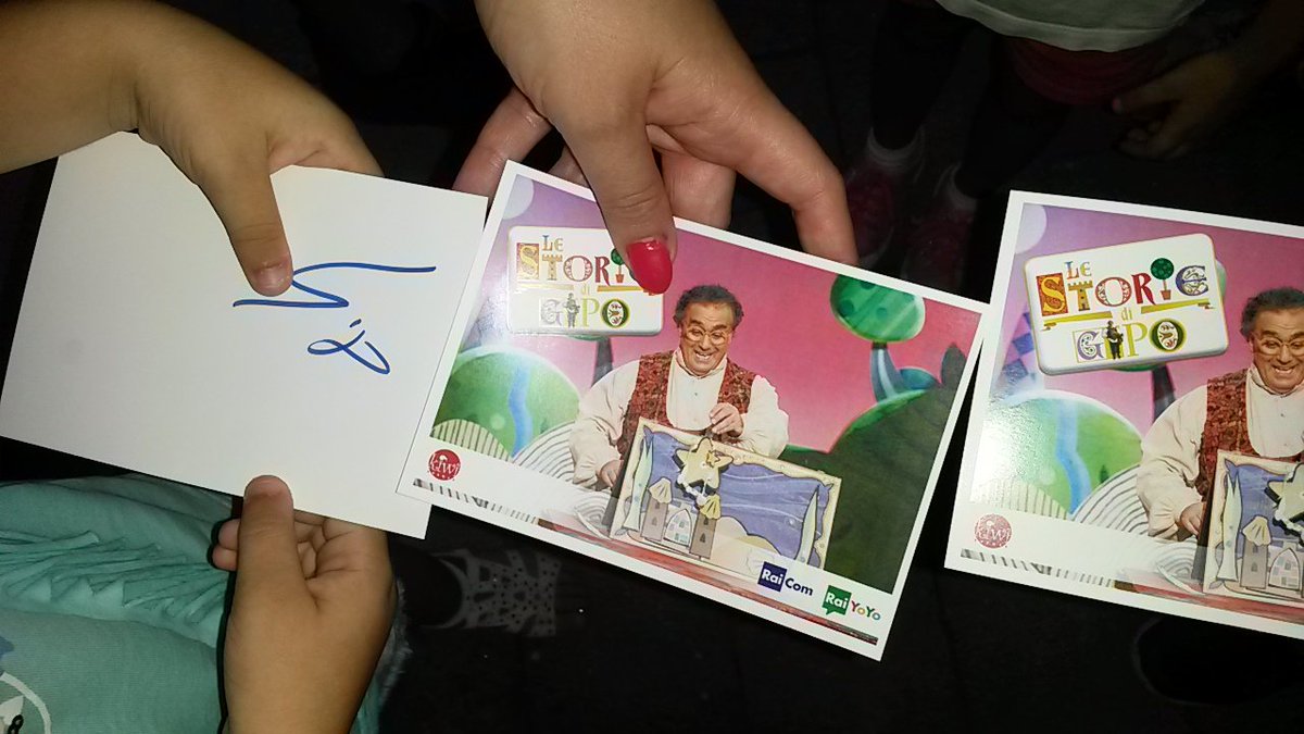 miragica's tweet photo. È arrivato il momento delle foto e degli autografi. I bambini sono super contenti 😀 Grazie @OresteCastagna1 #molfetta #weareinpuglia #puglia https://t.co/SSgImY0Ovi