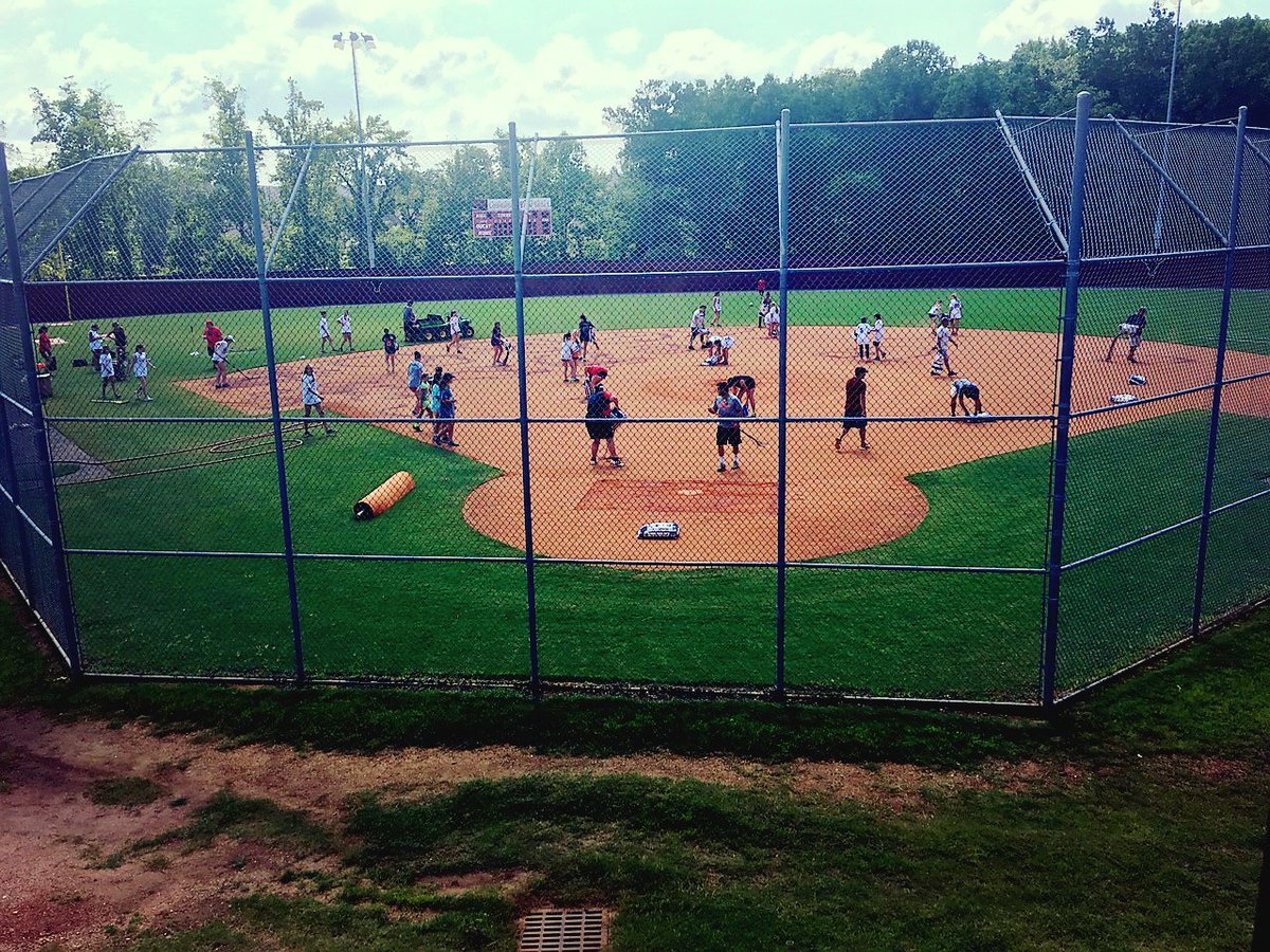 LambertSftBall's tweet photo. This is how it's done. Thanks to all the players, families, and feeder team for coming out!
#FieldWorkDay
#Teamwork https://t.co/SjEpzARk71