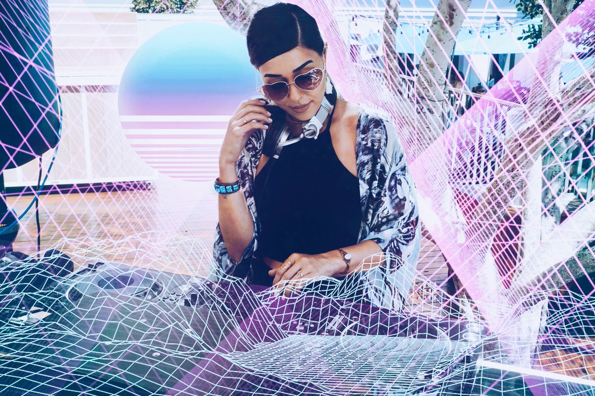 SHIVARASA_'s tweet image. Making waves poolside today at @SkybarLA  🌊☀️😎💕🐳🎶💦
#aaroncolbertent