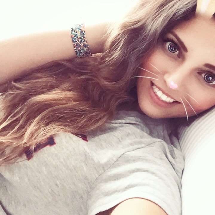 DianaLauraOf's tweet photo. Descansando, cómo va su día ? ⭐️ https://t.co/yKWRJrR8OK
