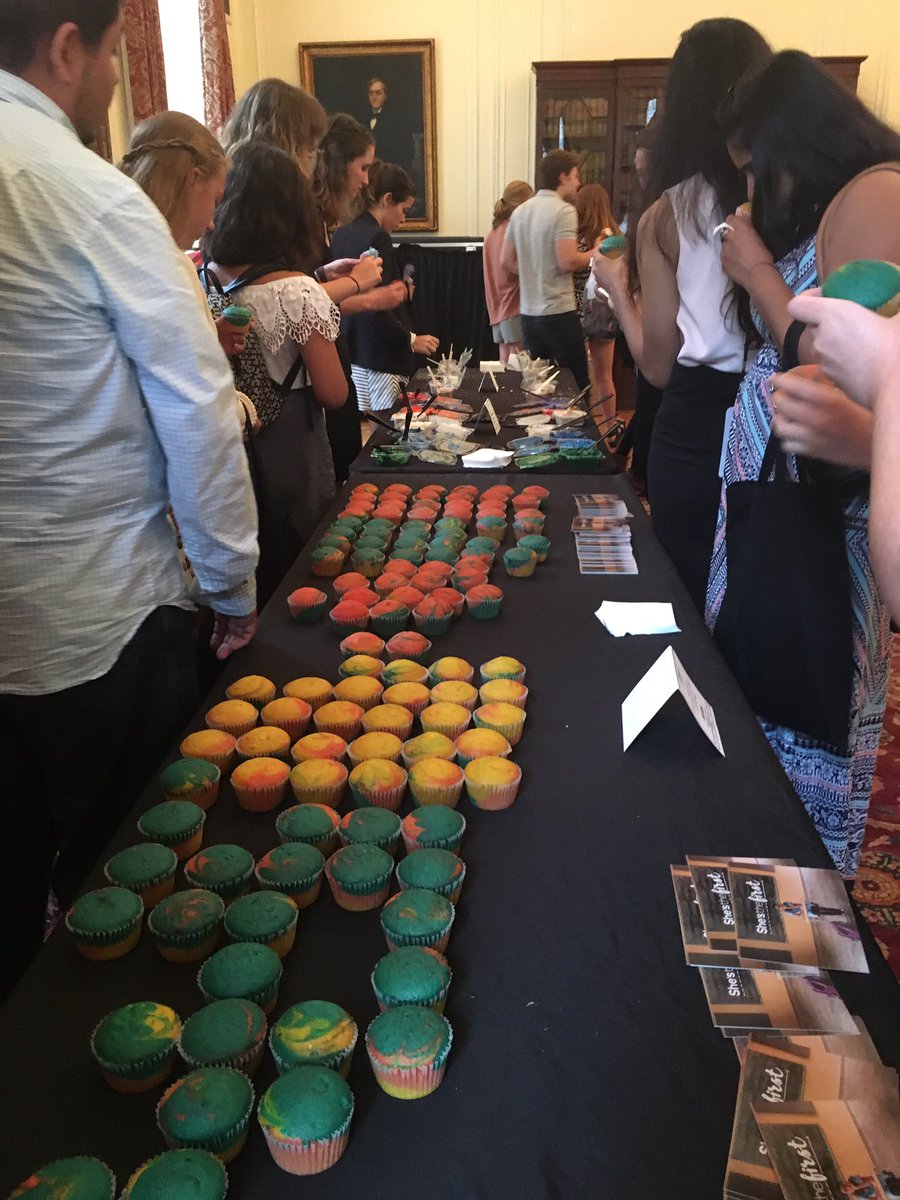RachelChang's tweet photo. Love living in a world where no two cupcakes are the same. #STFSummit #SweetenTheFuture #STFScholars #cupcakebar https://t.co/4zdZ5MMLkk