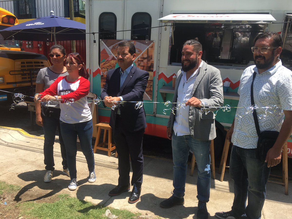 LAlbertoArriaga's tweet photo. A nombre del @GobiernoCholula inauguré el Festival independiente de cervezas artesanales.. Apoyando a jóvenes emprendedores @JoseJuanEsp https://t.co/Q0FbnpYSJm