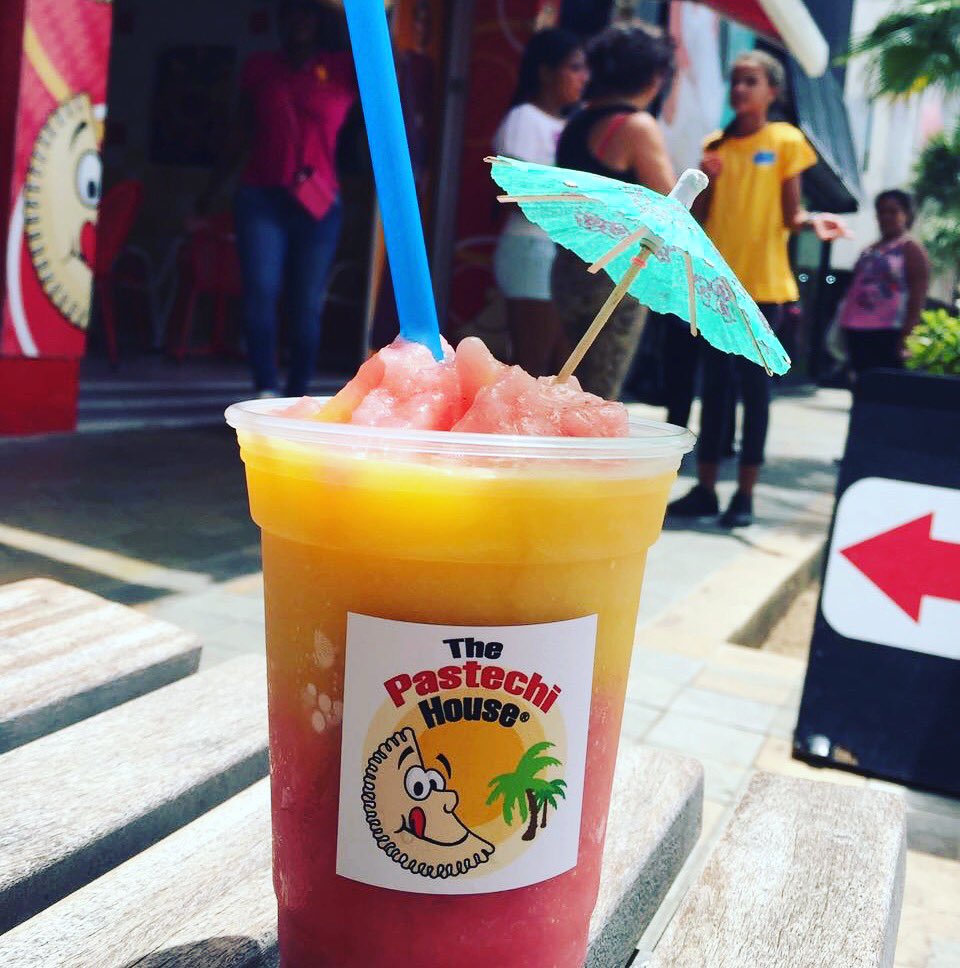 Can't decide which smoothie you want? Easy pick two flavors for the same price! 
#thepastechihouse #aruba🇦🇼  #smoothiemangoandstrawberry