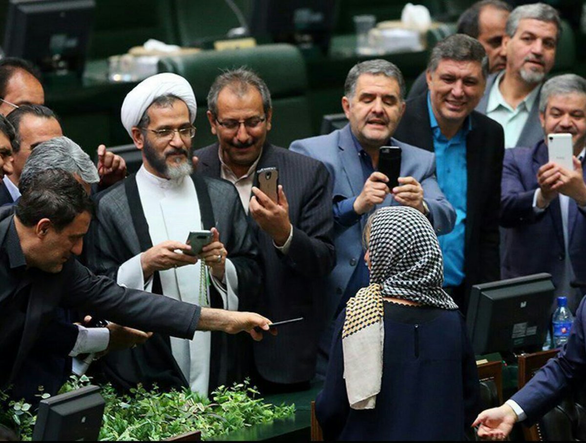 karinoplus's tweet photo. احتمالا موگرینی در کتاب خاطراتش خواهد نوشت:
در یکی از سفرهایم به پارلمان کشوری رفتم که نمایندگان آنجا انگار زن چشم آبی و بلوند ندیده بودند!! https://t.co/VAiiiWOTtX